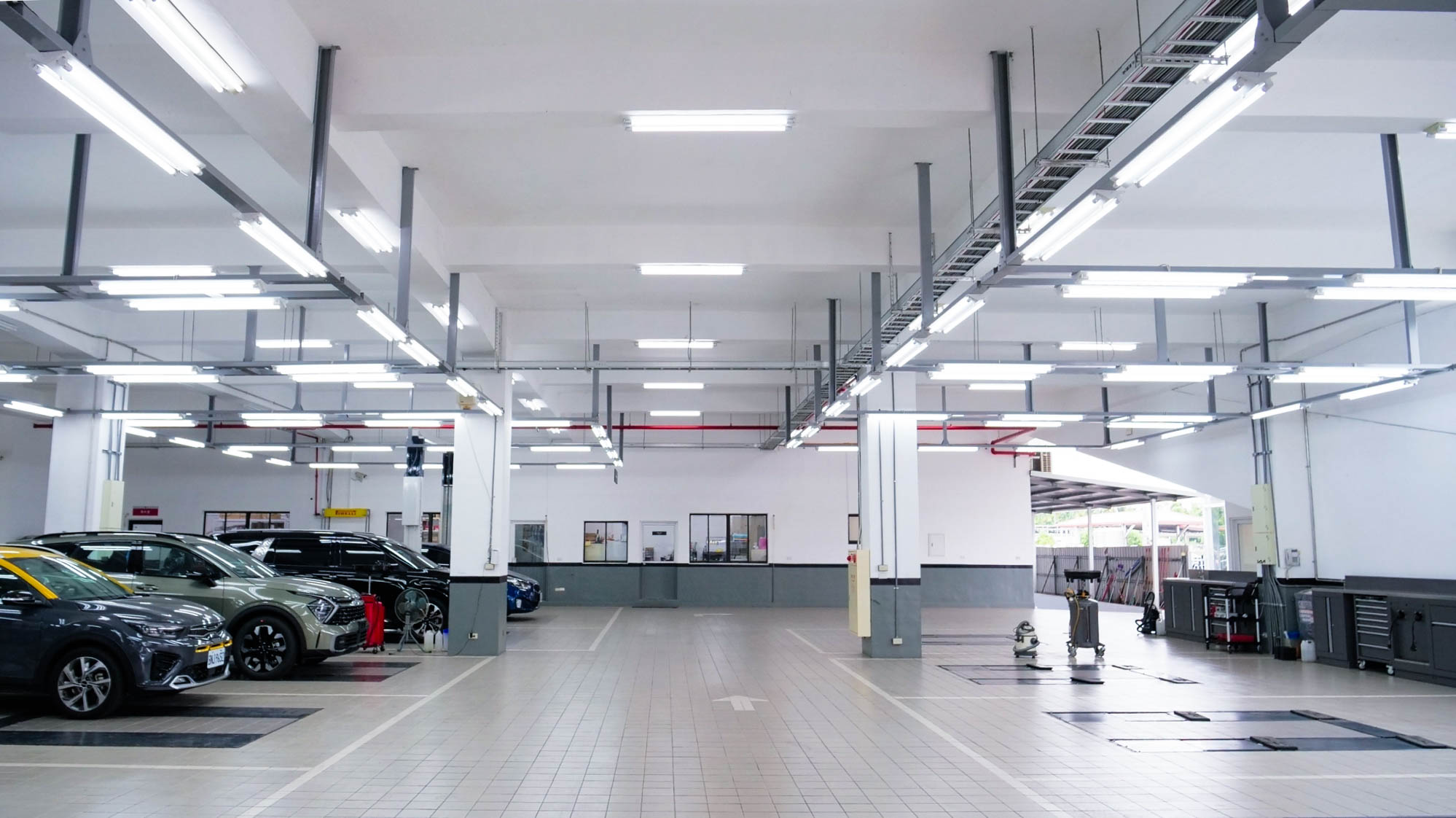 5.以「Kia Store」空間概念所打造的3S展示中心，並因應電動車維修保養而設置的電動車專用工位。